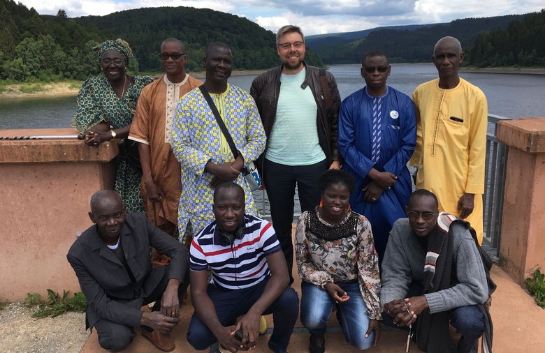 Gruppenfoto der afrikanischen Wasser-Experten vor einer Talsperre.